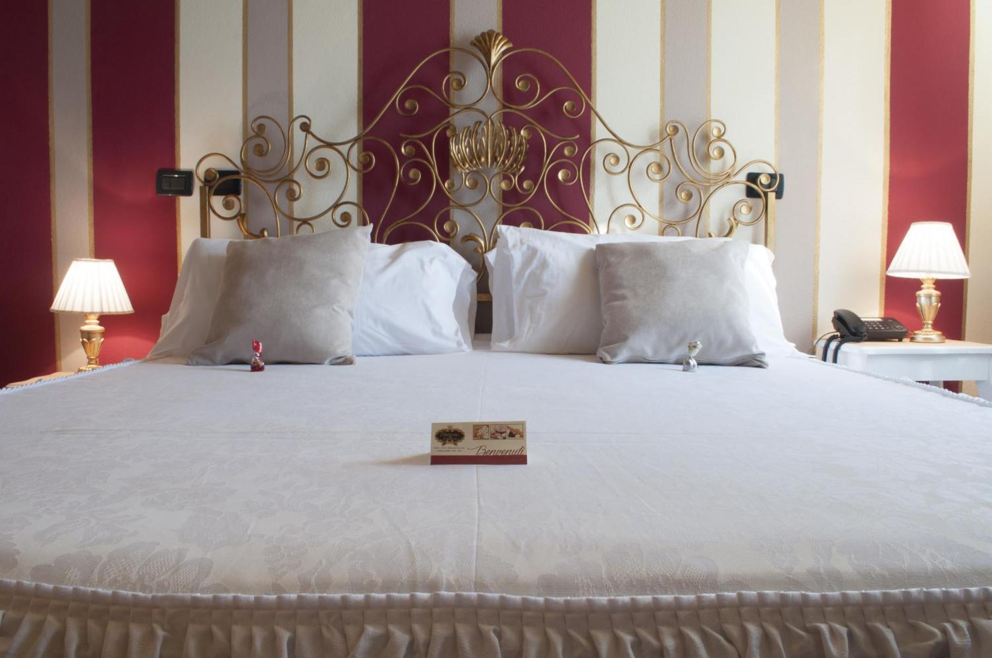 La Foresteria Del Castello - Wellness Hotel In Dimora Storica Castell'Alfero Room photo